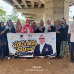 Jumat Berkah Makan Gratis Bersama SIKOM Hajah Siti Qomariyah Digelar di Setia Asih