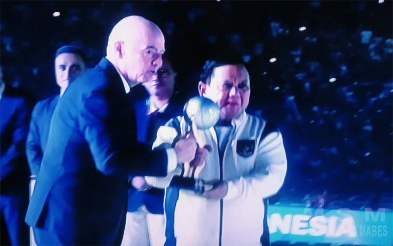 Prabowo dan Presiden FIFA Gianni Infantino Serahkan Trofi FIFA ASEAN Cup 2026 Kepada Timnas Indonesia