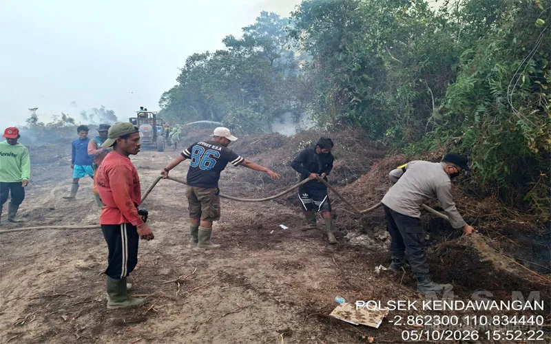 Respons Cepat Cegah Karhutla, Polsek Kendawangan Bersama Tim Damkar Padamkan Titik Hotspot di Desa Natai Kuini