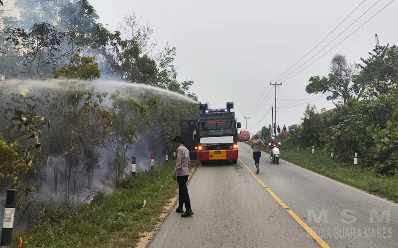 Bersama BPBD, Personel Brimob Polda Kalbar Bergerak Cepat Padamkan Kebakaran di Desa Kunyai