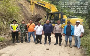 Polres Simalungun Bantu Bersihkan Material Longsor di Jalan KSPN Lingkar Danau Toba