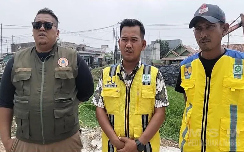 Tanggap Darurat Kali Blencong/Pisang Batu, BBWSCC Lakukan pengangkatan Sampah dan eceng gondok di Desa Pahlawan Setia dengan Metode Padat Karya dan Dukungan Alat Berat milik BBWSCC