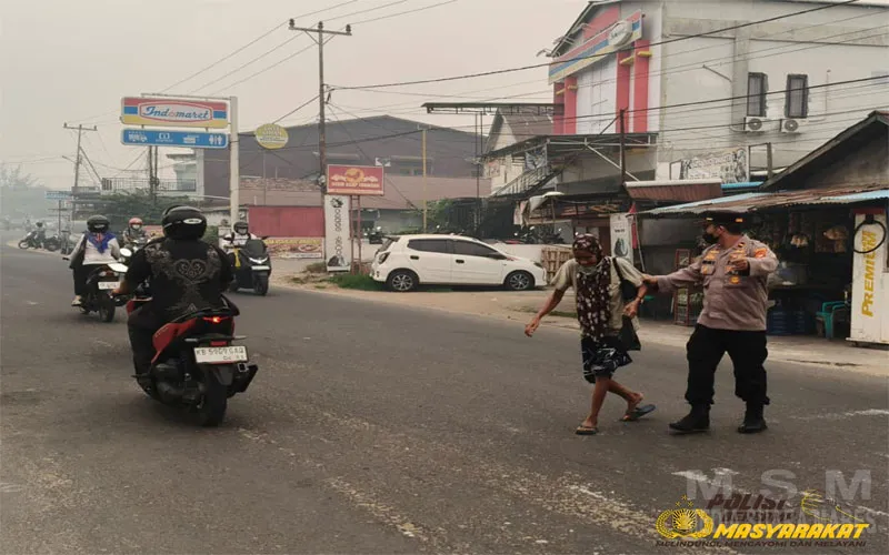 Kabut Asap Tebal Selimuti Ketapang, Polres Ketapang Dan Polsek Jajaran Hadir Berikan Pelayanan Strong Point Pagi