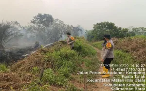 Cegah Api Kembali Meluas, Polsek MHU Bersama Masyarakat Peduli Api Lakukan Pendinginan Lahan di Kuala Tolak