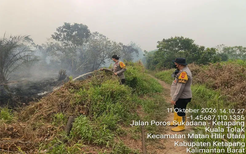 Cegah Api Kembali Meluas, Polsek MHU Bersama Masyarakat Peduli Api Lakukan Pendinginan Lahan di Kuala Tolak