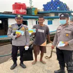 Ditbinmas Polda Kalbar Sampaikan Imbauan Kamtibmas dan Bagikan Masker serta Vitamin di Pelabuhan Kapuas Indah