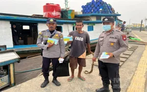 Ditbinmas Polda Kalbar Sampaikan Imbauan Kamtibmas dan Bagikan Masker serta Vitamin di Pelabuhan Kapuas Indah