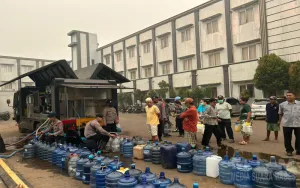 Brimob Salurkan Air Bersih di Ketapang, Wujud Kepedulian Polri terhadap Kebutuhan Masyarakat
