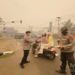 Peduli Dampak Kabut Asap Karhutla, Sidokkes Polres Ketapang Bagikan Masker kepada Pengguna Jalan