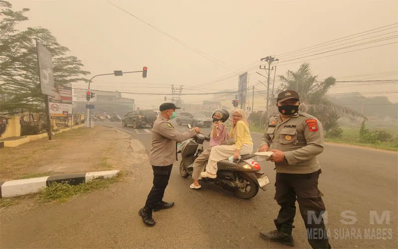 Peduli Dampak Kabut Asap Karhutla, Sidokkes Polres Ketapang Bagikan Masker kepada Pengguna Jalan