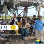 Ibu Eni dari BPP Tarumajaya Bersama Babinsa dan Kelompok Tani sumber jaya II Lakukan Gerdal Menggunakan Agen Hayati
