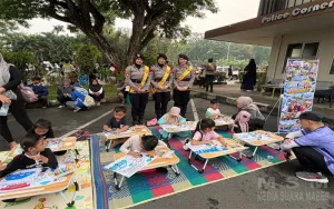 Ditlantas Polda Kalbar Ajak Anak Belajar Tertib Berlalu Lintas Lewat Kegiatan Mewarnai