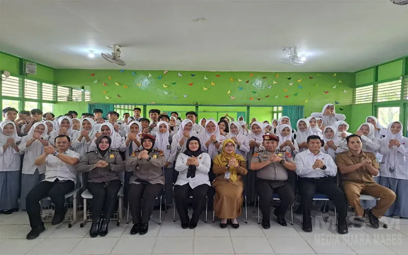 Polda Kalbar Tanamkan Kesadaran Hukum kepada Pelajar SMA Negeri 6 Pontianak melalui Program Polisi Peduli Pendidikan