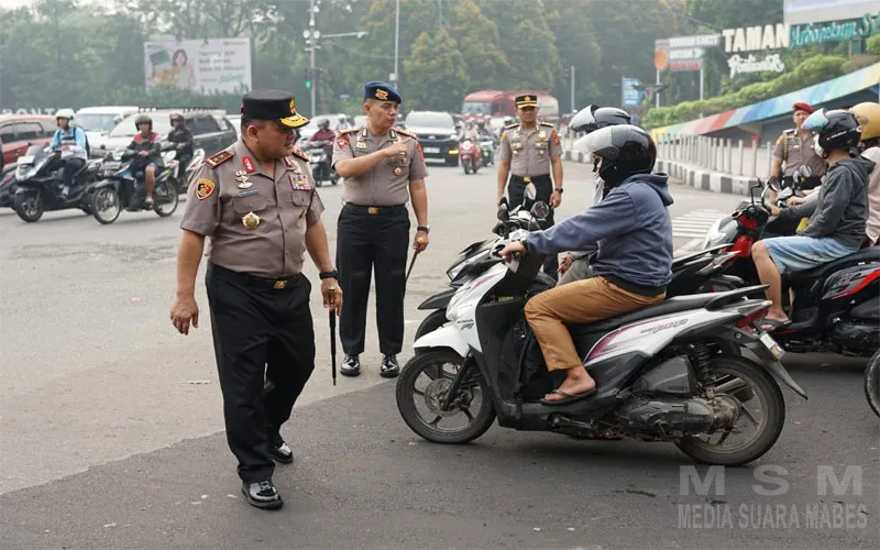 Hadir Memberikan Kenyamanan Langsung Kepada Masyarakat. Kapolda Kalbar Berdialog dan Monitoring Lalu Lintas Pagi di Pontianak