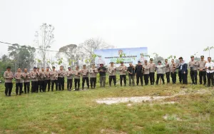 Lestarikan Alam Bumi Khatulistiwa, Polda Kalbar Tanam Pohon di Kawasan Wisata Danau Belibis