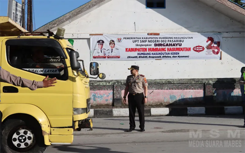 Hadir di Tengah Aktivitas Pagi Masyarakat, Kapolres Humbahas Pimpin Pengaturan Lalu Lintas