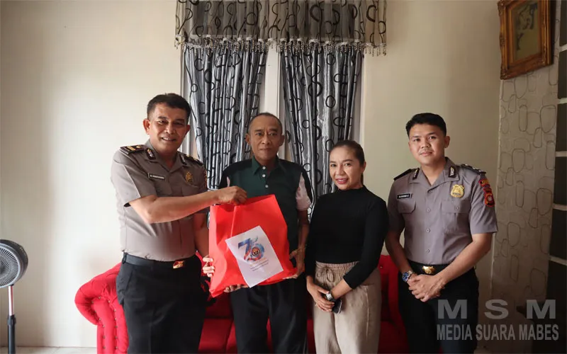 Sambut HUT Humas Polri ke-75, Sihumas Polres Ketapang Salurkan Bansos Untuk Warga Kurang Mampu Dan Anggota Yang Sakit Menahun