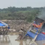 Polsek Kampar Kiri Hilir Bakar 2 Rakit Tambang Emas Ilegal di Sungai Batang Potai