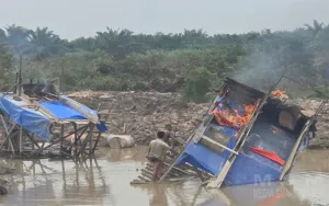 Polsek Kampar Kiri Hilir Bakar 2 Rakit Tambang Emas Ilegal di Sungai Batang Potai
