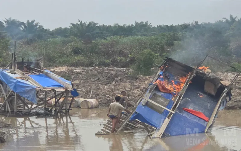 Polsek Kampar Kiri Hilir Bakar 2 Rakit Tambang Emas Ilegal di Sungai Batang Potai