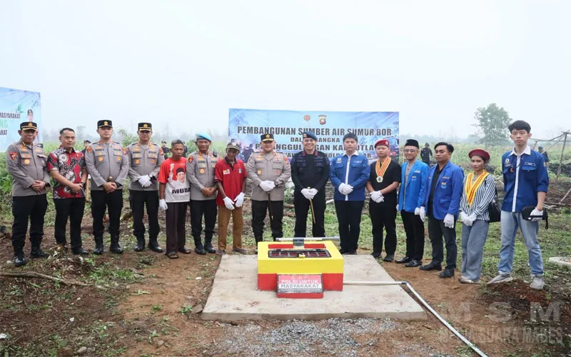 Kapolda Kalbar Tanam 115 Pohon di SMAN 04 Sungai Raya melalui Program Green Policing