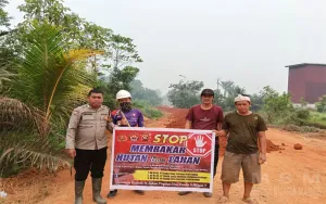 Cegah Karhutla Sejak Dini, Bhabinkamtibmas Polsek Sandai Ajak Warga Batu Lapis Peduli Lingkungan
