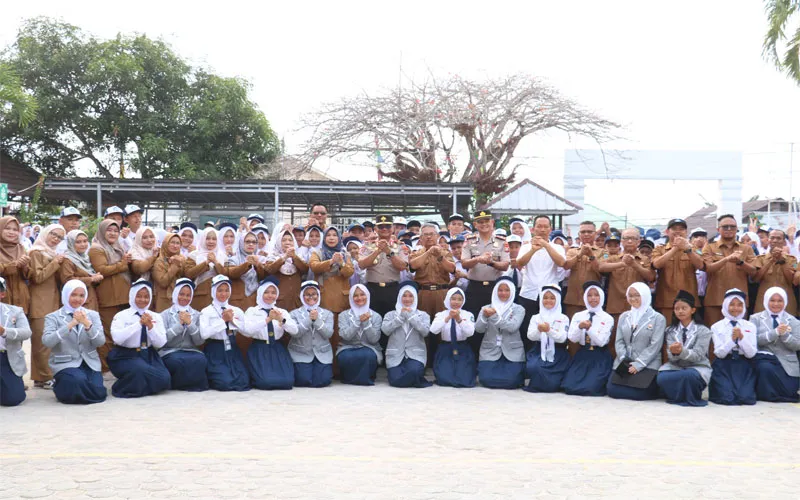Wakapolda Babel Jadi Pembina Upacara di SMPN 1 Belitung, Beri Pesan Bijak Bermedsos-Cegah Perundungan