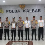 Kapolda Kalbar Berikan Penghargaan kepada Lima Personel Berprestasi