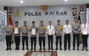 Kapolda Kalbar Berikan Penghargaan kepada Lima Personel Berprestasi