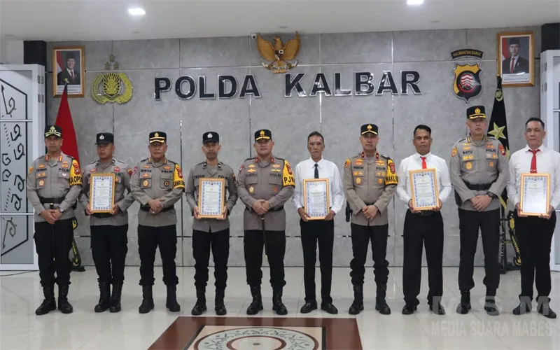 Kapolda Kalbar Berikan Penghargaan kepada Lima Personel Berprestasi